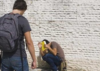 Τι είναι ο «νταής» μπροστά στον Φασούλα;