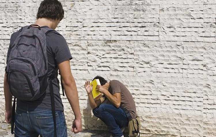 Τι είναι ο «νταής» μπροστά στον Φασούλα;