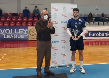 Ο Φρίξος Κωτσάκης βραβεύθηκε από τον Γιώργο Θωμάκο ως mvp της 5ης αγωνιστικής της Volley League