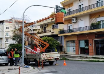 Φωτεινός σηματοδότης στη συμβολή Φορμίωνος και Τμώλου