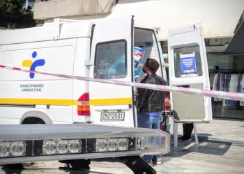 Αυξάνει η διασπορά του κορωνοϊού στις μικρότερες ηλικίες