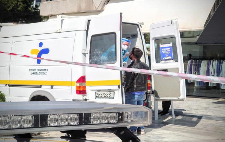 Αυξάνει η διασπορά του κορωνοϊού στις μικρότερες ηλικίες