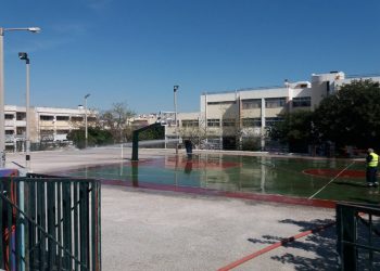 Το σάρωθρο και η υδροφόρα του Δήμου στη μάχη κατά της πανδημίας