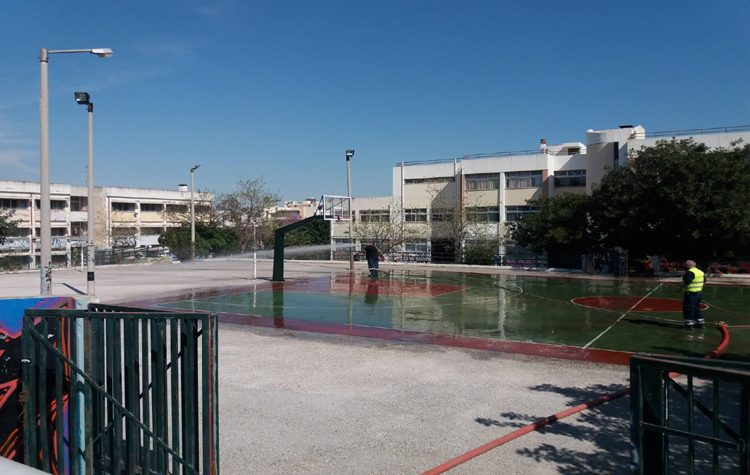 Το σάρωθρο και η υδροφόρα του Δήμου στη μάχη κατά της πανδημίας