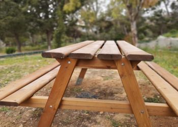 Νέος ξύλινος εξοπλισμός στις πλατείες και τον Υμηττό