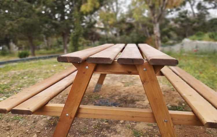 Νέος ξύλινος εξοπλισμός στις πλατείες και τον Υμηττό