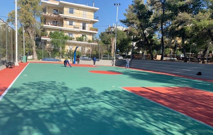 Συνεχίζονται οι εργασίες στο ανοιχτό γήπεδο καλαθοσφαίρισης Κάτω Πεύκης