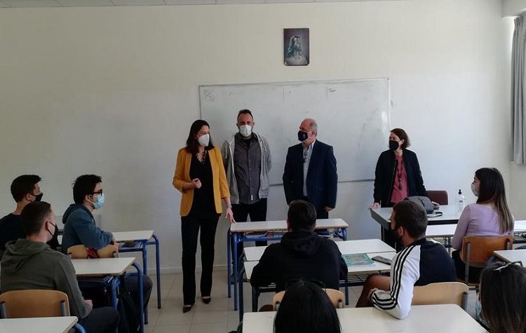 Στο Λύκειο Δροσιάς η υπουργός Παιδείας Νίκη Κεραμέως