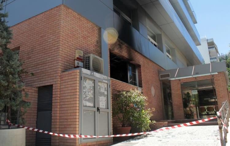 Επίθεση με γκαζάκια στη ΔΟΥ Χολαργού (Βίντεο)