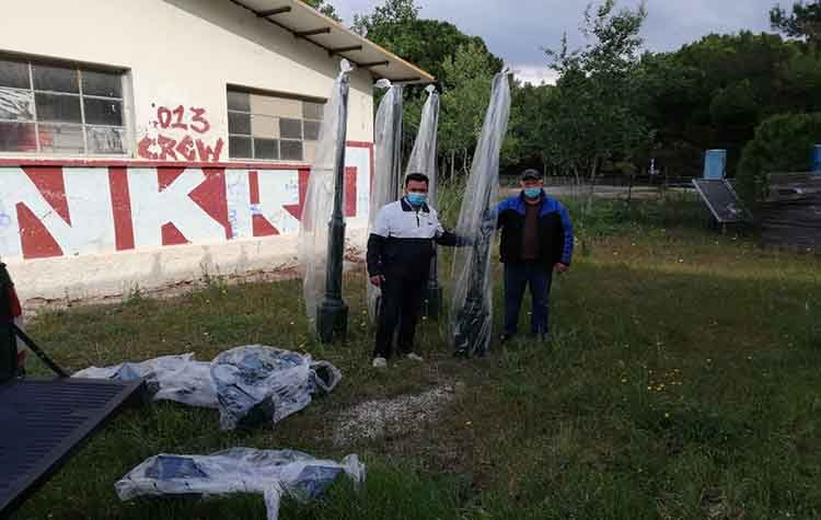 Παραδόθηκαν οι κολώνες ηλεκτροφωτισμού για την παιδική χαρά στο Καλέντζι