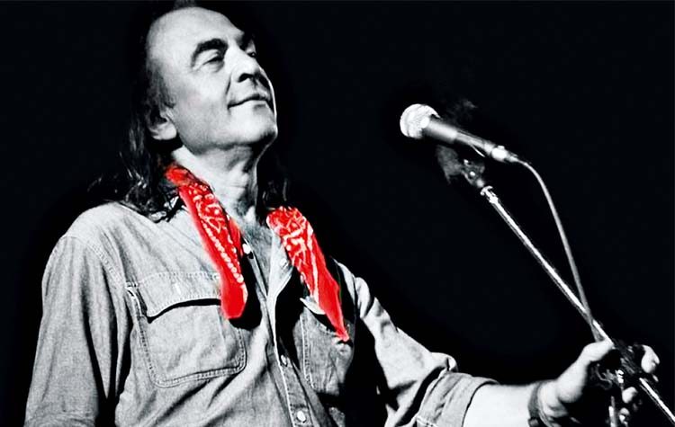 Αρμενίζοντας με ένα κόκκινο φουλάρι