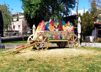 Στα πασχαλινά ντύθηκαν οι κεντρικές πλατείες