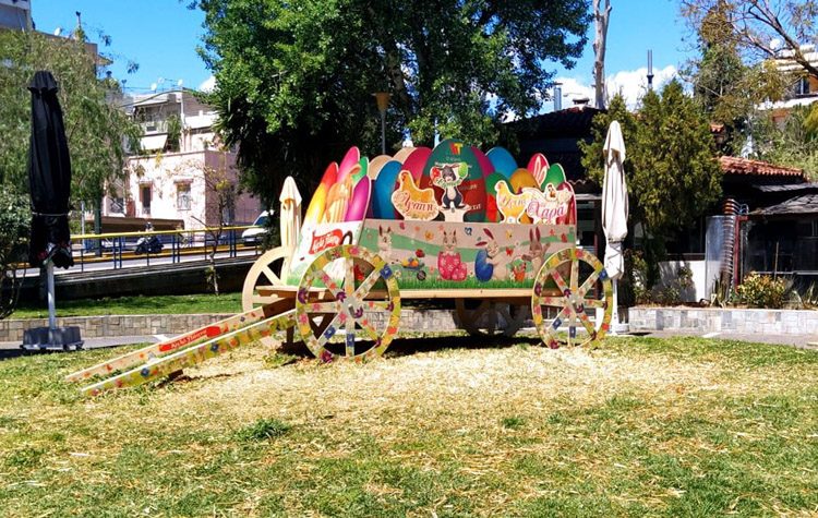 Στα πασχαλινά ντύθηκαν οι κεντρικές πλατείες