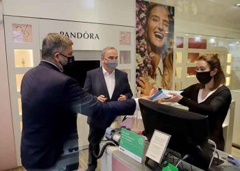 Υγειονομικό υλικό σε καταστήματα της Αθήνας διένειμαν Περιφέρεια και Επαγγελματικό Επιμελητήριο