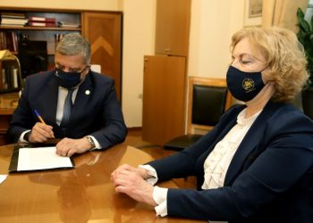 «Έπεσαν» οι υπογραφές για χρηματοδότηση 1,5 εκατ. ‎€ σε αποχετευτικά έργα του Παπάγου (Βίντεο)