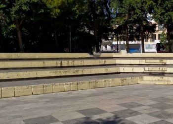 Της πλατείας το κάγκελο!