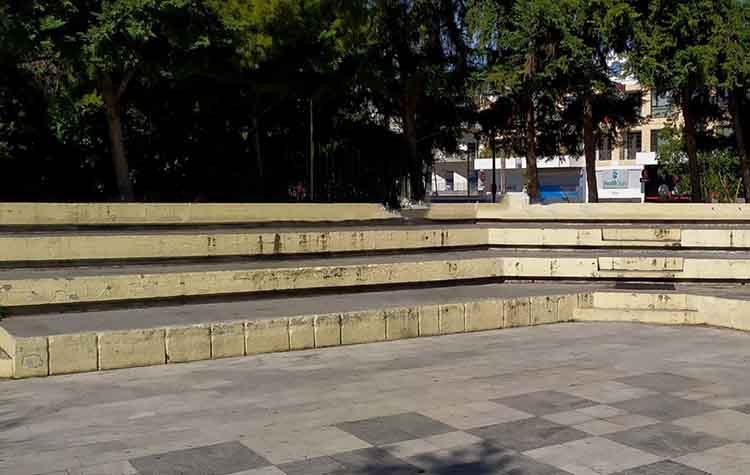 Της πλατείας το κάγκελο!