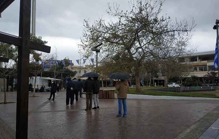 Διακόπηκαν λόγω βροχής τα rapid tests στην πλατεία Αναλήψεως