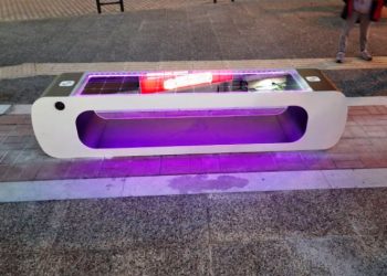 «Έξυπνα» ηλιακά παγκάκια στην κεντρική πλατεία της πόλης