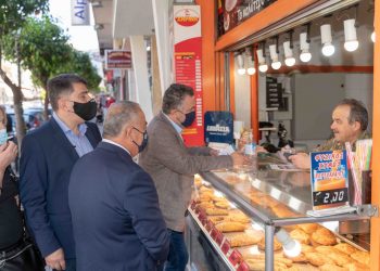 Υγειονομικό υλικό μοίρασαν ΕΒΕΑ και Περιφέρεια Αττικής στην τοπική αγορά