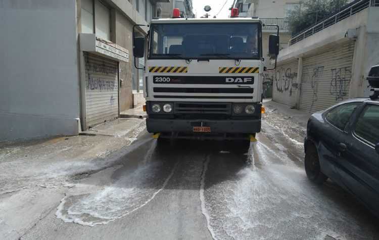 Τους δρόμους της πόλης ξεπλένει το βυτιοφόρο του Δήμου