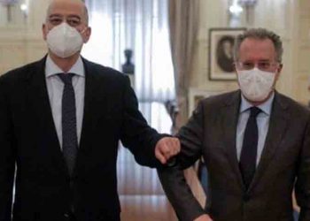 Συνάντηση Κουμουτσάκου - Δένδια με φόντο τις σχέσεις της χώρας με τη Λιβύη