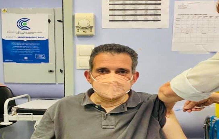 Την πρώτη δόση εμβολίου έκανε ο Δημήτρης Κάρναβος