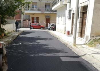 Εργασίες ανακατασκευής πεζοδρομίων και ασφαλτοστρώσεις στην πόλη