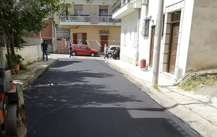 Εργασίες ανακατασκευής πεζοδρομίων και ασφαλτοστρώσεις στην πόλη