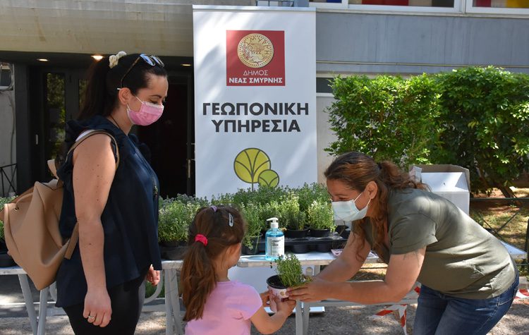 Γλαστράκια με φυτά μοίρασε ο Δήμος για την Ημέρα της Μητέρας