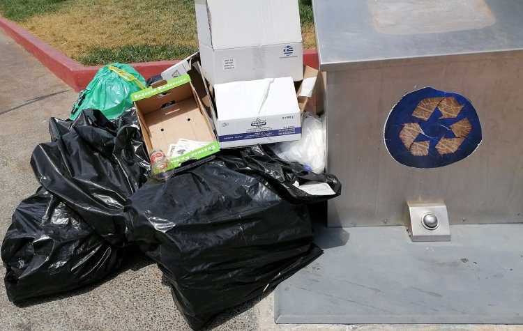 Υπογειοποιημένοι κάδοι γεμάτοι… γύρω τους στην κεντρική πλατεία