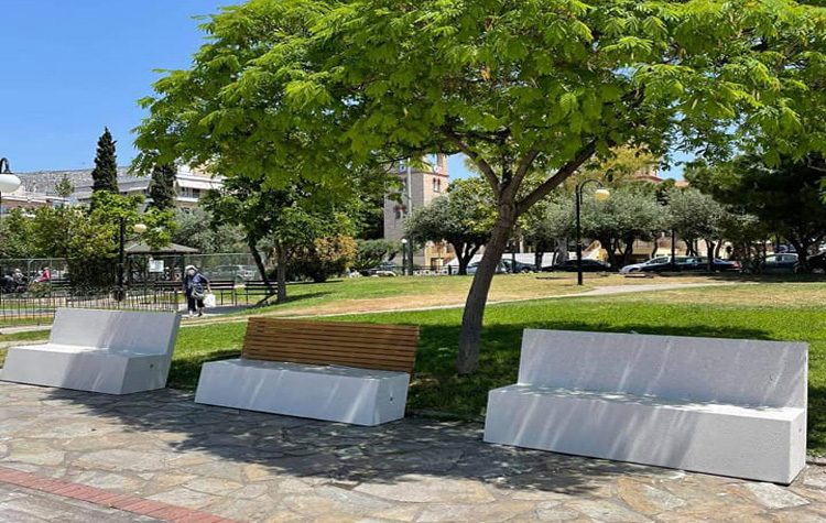 Νέα παγκάκια ευρωπαϊκού τύπου στις πλατείες του Δήμου