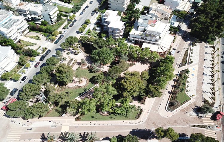 Παραδόθηκε η νέα βιοκλιματική πλατεία Νυμφών στη Βουλιαγμένη