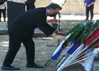 Κατάθεση στεφάνου από τον Βασίλη Θώδα στο μνημείο των 200 της εθνικής αντίστασης