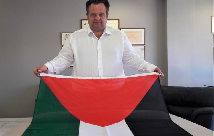 Η Παλαιστινιακή σημαία κυματίζει στο Δημαρχείο