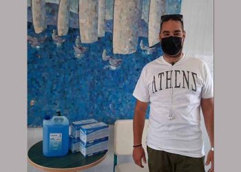 Υγειονομικό υλικό προσέφερε ο Χρήστος Γούναρης σε σχολεία της πόλης