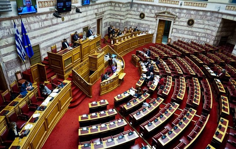 «Πέρασε» ο νέος εκλογικός νόμος για την αυτοδιοίκηση, θετική μόνο η Ν.Δ.