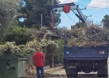 Τα συνεργεία του Δήμου συνεχίζουν την αποκομιδή κλαδιών