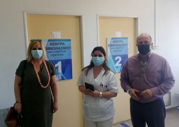 Στο Εμβολιαστικό Κέντρο του Αγίου Στεφάνου ο Γιάννης Καλαφατέλης