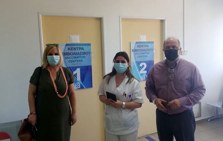 Στο Εμβολιαστικό Κέντρο του Αγίου Στεφάνου ο Γιάννης Καλαφατέλης