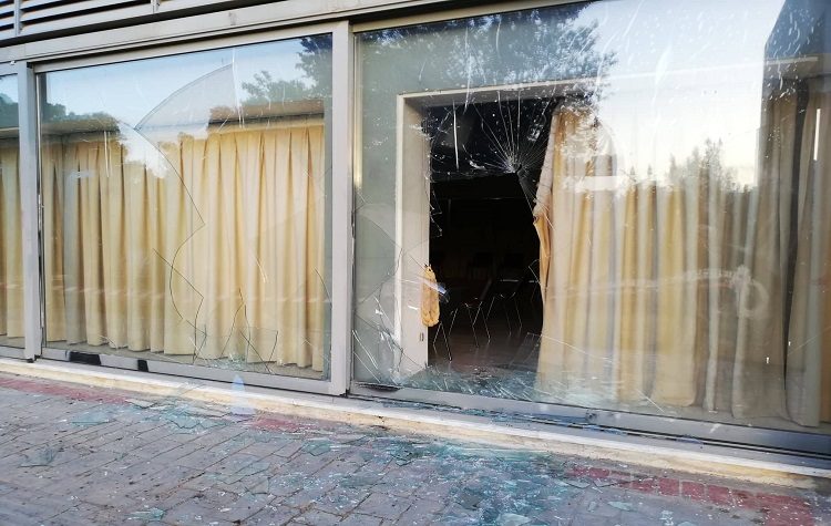 Άγνωστοι έσπασαν με βαριοπούλες την τζαμαρία στο ΤΥΠΕΤ