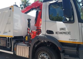Νέο τριαξονικό ανατρεπόμενο φορτηγό με γερανό και αρπάγη παρέλαβε ο Δήμος