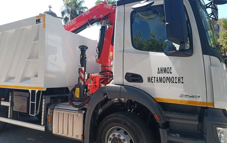 Νέο τριαξονικό ανατρεπόμενο φορτηγό με γερανό και αρπάγη παρέλαβε ο Δήμος