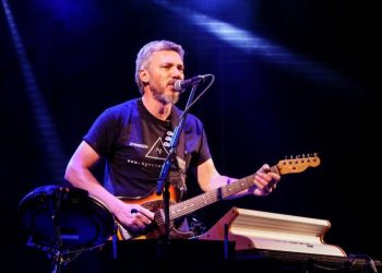 Ο Αλκίνοος Ιωαννίδης «ηλέκτρισε» το κοινό στο Αίθριο Θέατρο Αμαρουσίου