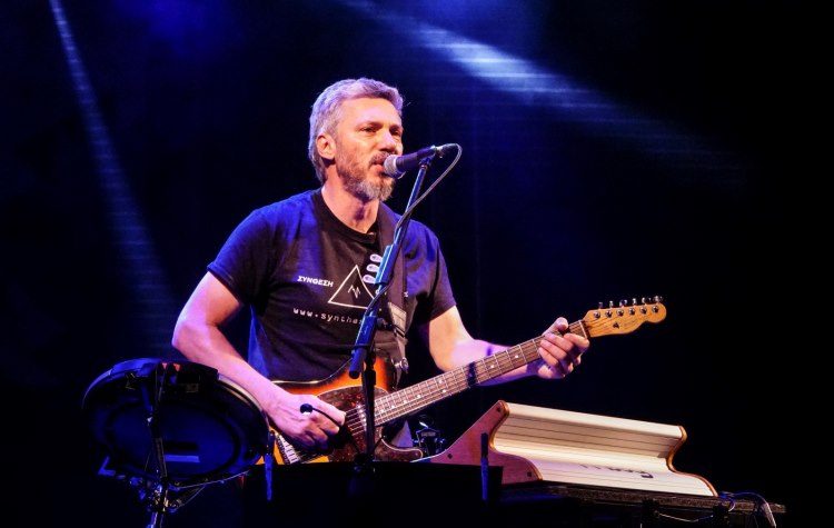 Ο Αλκίνοος Ιωαννίδης «ηλέκτρισε» το κοινό στο Αίθριο Θέατρο Αμαρουσίου