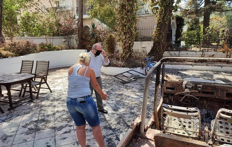 Αυτοψία Καλαφατέλη στα καμένα: «Ολόκληρος ο μηχανισμός του Δήμου στο πλάι των πληγέντων»