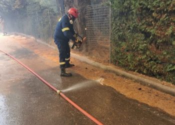 Μαίνεται η φωτιά στη Σταμάτα - Καλαφατέλης στην «Α»: «Πύρινο μέτωπο τριών χιλιομέτρων»
