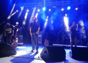 Συναυλία Βασίλη Παπακωνσταντίνου: «Χαιρετίσματα λοιπόν» στα… λατομεία (Βίντεο)