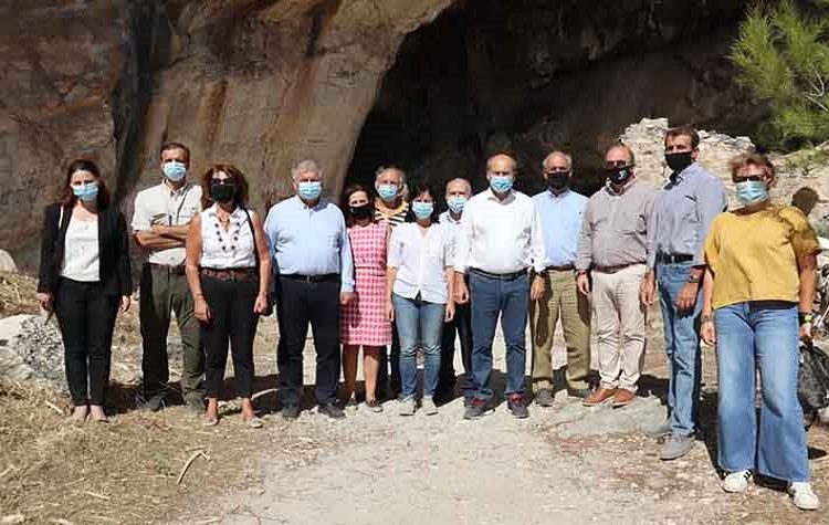 Ώδινεν (Πεντελικό) όρος και έτεκεν μυν