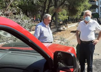 «Επί ποδός» οι δυνάμεις του Δήμου - Επενέβησαν άμεσα στη φωτιά του διατηρητέου «Βίλα Λουμίδη»